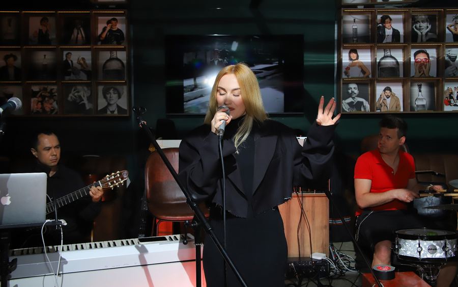 Вокалистка в чёрном
